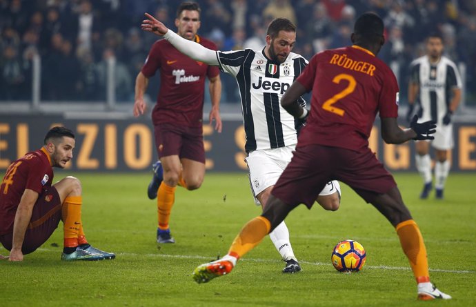 Higuaín dispara en el Juventus - Roma