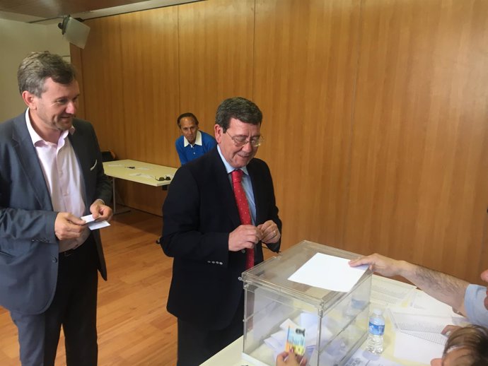 César Rico vota mientras Javier Lacalle espera su turno