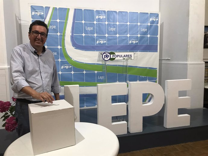 El presidente del PP de Huelva, Manuel Andrés González, vota para su reelección