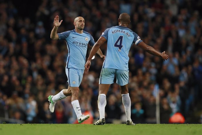 Zabaleta se despide del City en una acción junto a Kompany