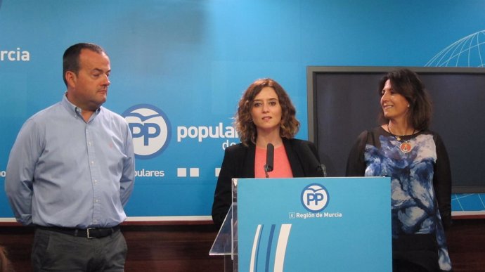 Javier Iniesta, Isabel Díaz e Isabel Borrego, en la rueda de prensa
