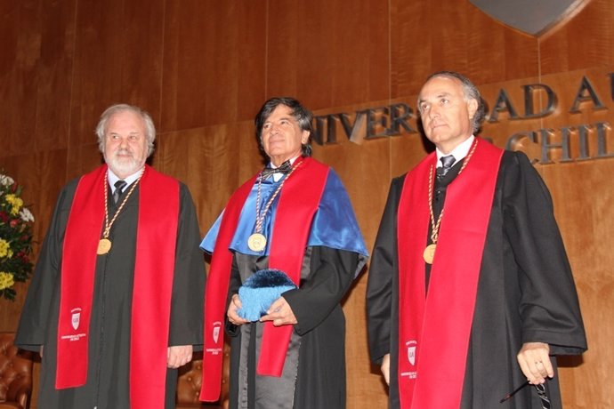 López-Otín (centro) investido doctor honoris causa en Chile. 