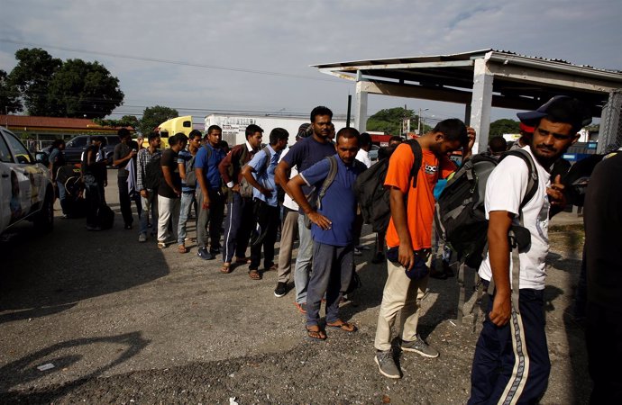 Inmigrantes esperan a cruzar la frontera entre Costa Rica y Panamá