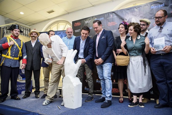 Un cantero de época ha tallado una mano en piedra durante la presentación.