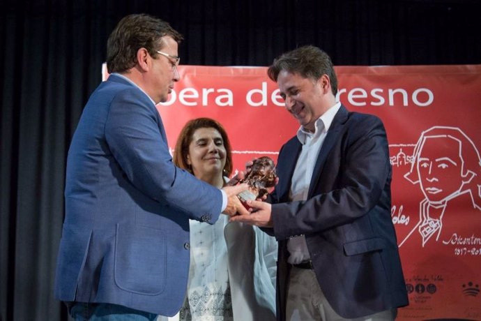 Vara entrega el premio a Jordi Doce