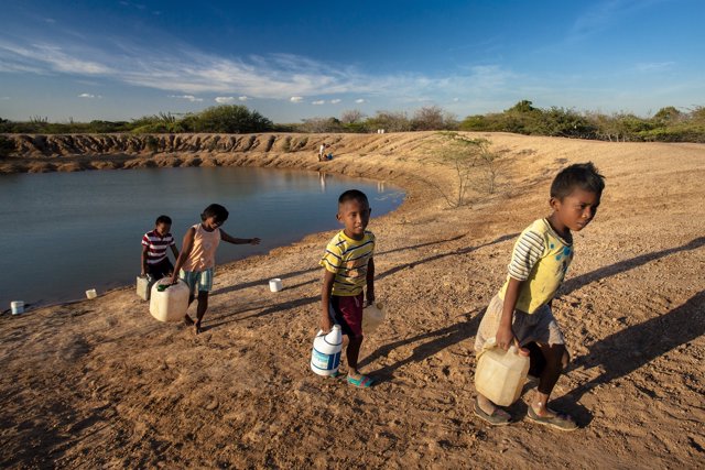 Niños con agua en Colombia