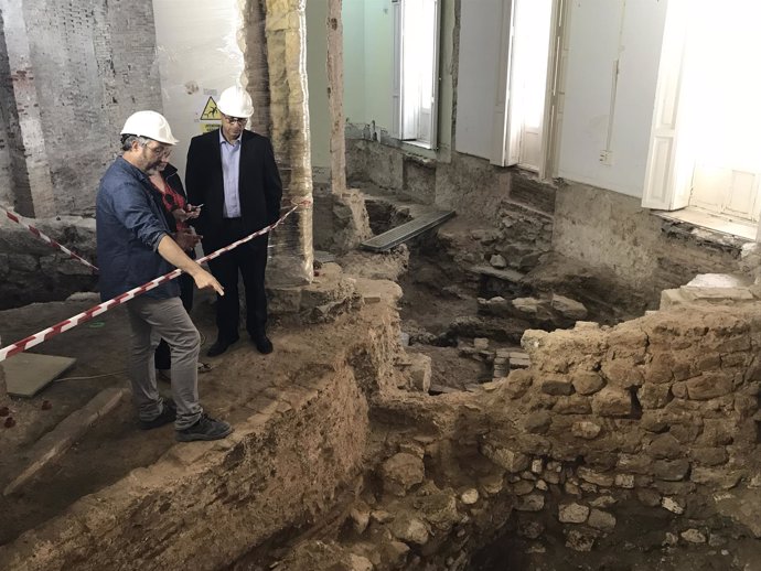 El conseller de Hacienda visita las excavaciones del Palacio de Calatayud