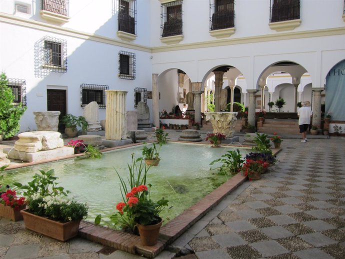 Patio de entrada al Palacio de los Páez, sede del Arqueologico