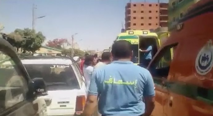 Ambulancia transporta a los heridos en un ataque contra cristianos coptos