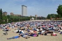 Mil personas representan cuerpos ahogados para denunciar la situación de los refugiados