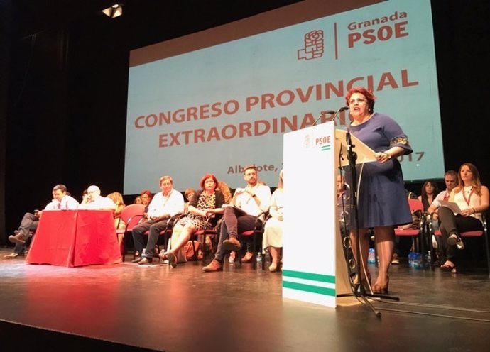 La secretaria del PSOE de Granada, Teresa Jiménez, en congreso para el federal