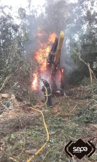 Una procesadora de madera resulta calcinada por el fuego en Ribadedeva