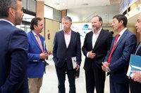 La firma sevillana Apleinova presenta al sector onubense su nuevo sistema de recogida y pesado de frutos rojos