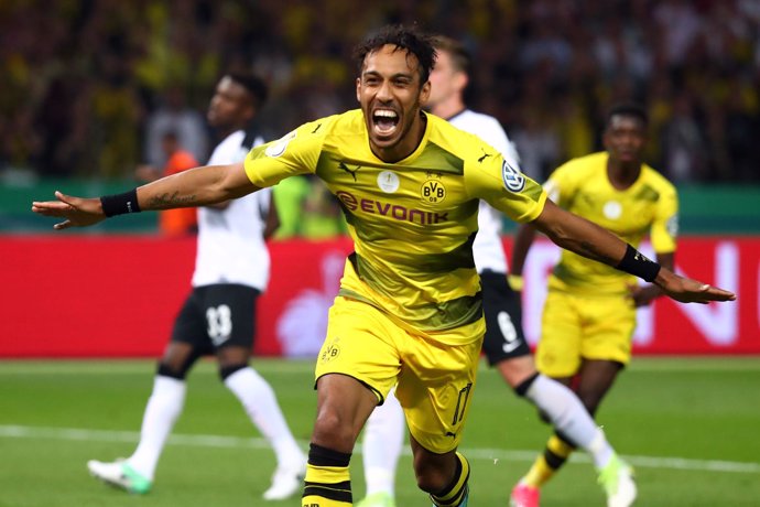 Pierre Emerick Aubameyang celebra el título en la Copa Alemania