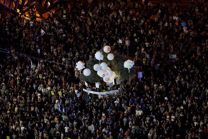 Miles de personas se manifiestan en la plaza Rabin, en Tel Aviv.