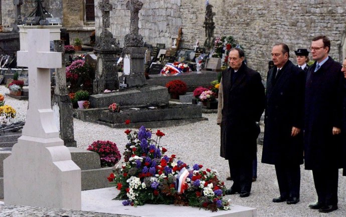 El expresidente Jacques Chirac junto a Phillipe de Gaulle y Jean de Gaulle.