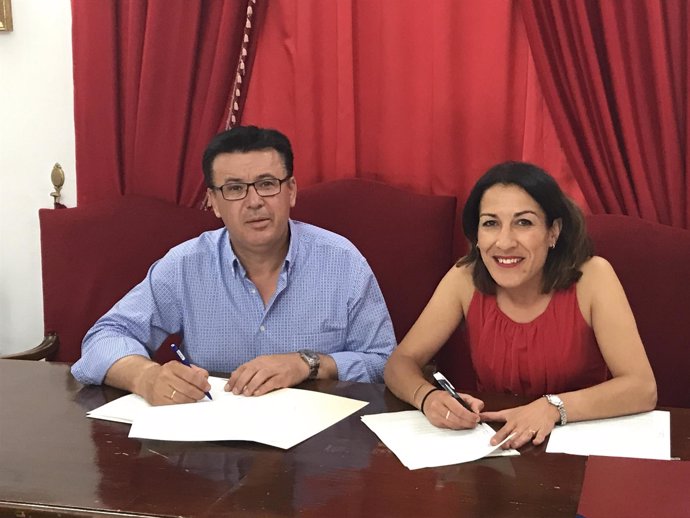 Firma de convenio entre Epremasa y el Ayuntamiento de Iznájar