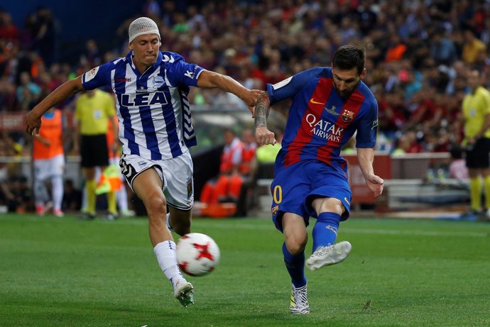 Marcos Llorente ante Lionel Messi en la final de Copa