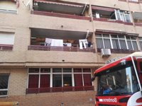Un incendio en Torrevieja afecta a una familia con tres hijos menores por inhalación de humo