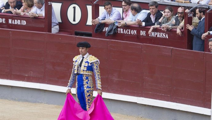 Francisco rivera en las ventas ante la mirada de cayetano martínez de irujo