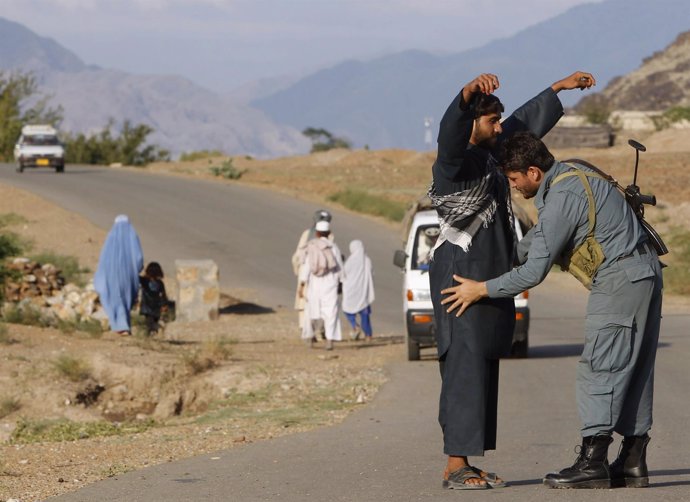 Un policía afgano realiza un registro en Kunar