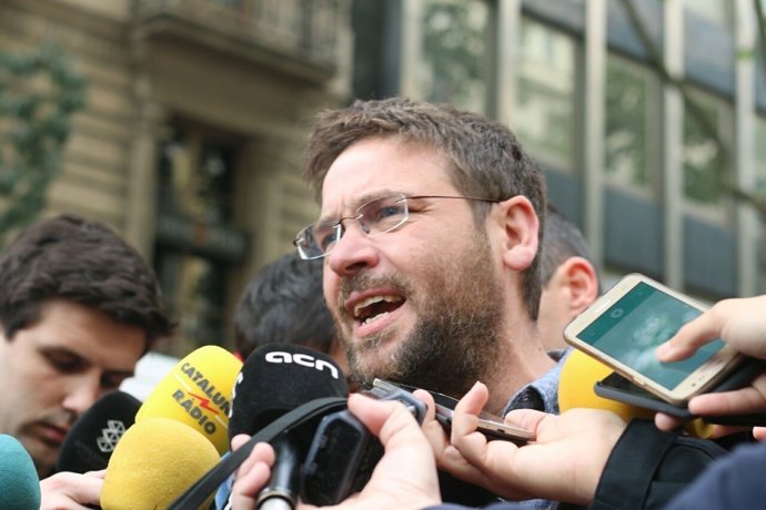 Albano-Dante Fachin atén als mitjans en la manifestació de el 1 de Maig