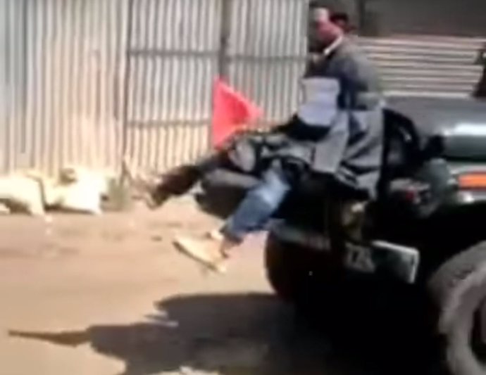 Hombre atado a un todoterreno del Ejército indio en Cachemira