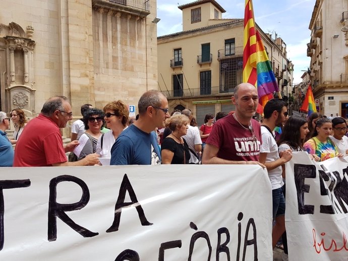 Protesta ante la iglesia de Tàrrega (Lleida) contra el obispo de Solsona