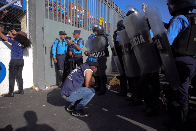 Mueren cuatro personas a causa de una estampida de aficionados en Honduras