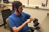 Foto: Pacientes con derrame cerebral consiguen mover las manos paralizadas con un dispositivo controlado con la mente