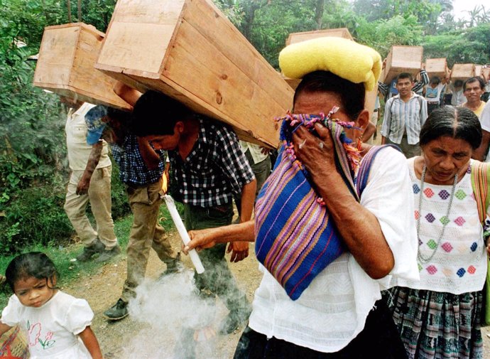 Funeral de restos inhumados de la masacre de Panzós en 1998