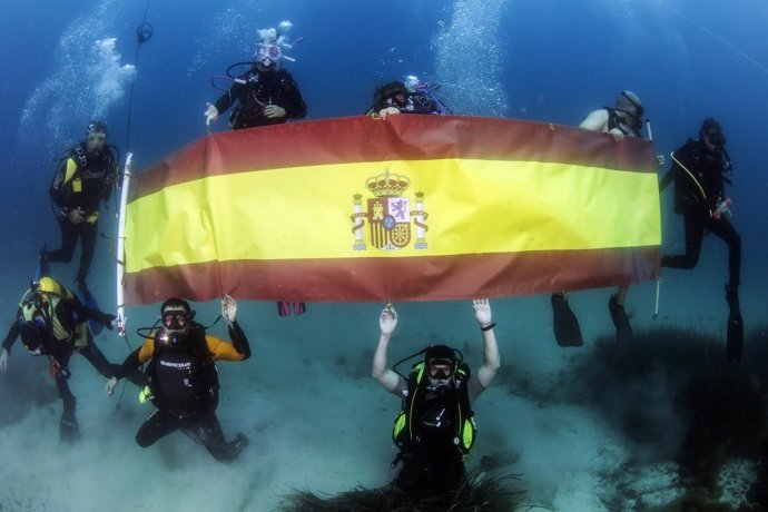Izado subacuático de la bandera española