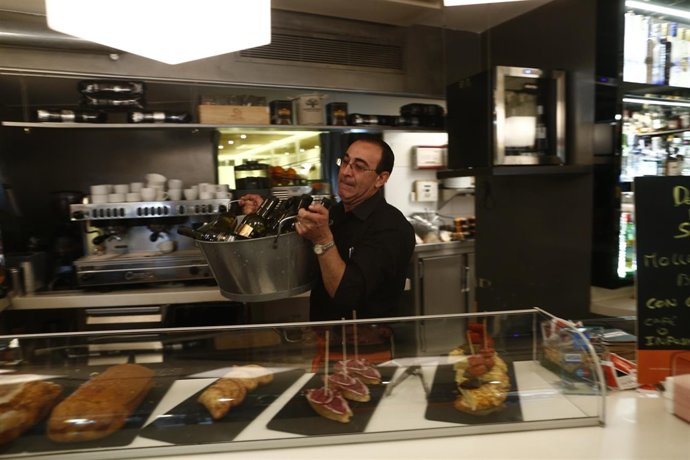 Trabajador, Trabajando, Camarero, Bar, Autónomo, Consumo, Tapas