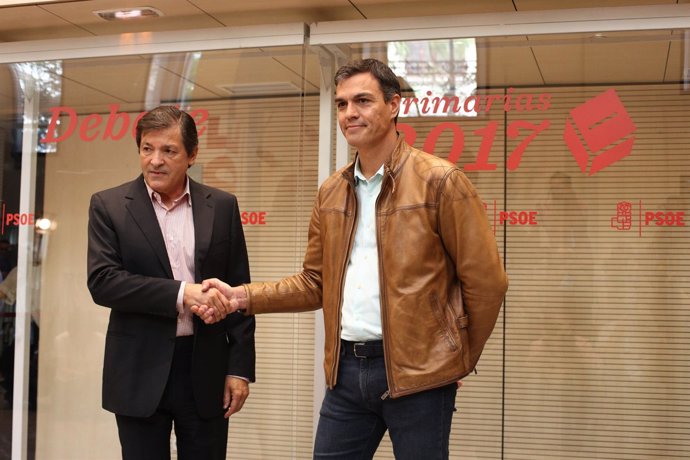 Pedro Sánchez y Javier Fernández antes del inicio del debate del PSOE