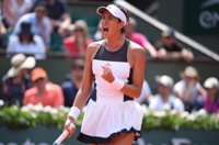 Muguruza supera el duelo de campeonas con Schiavone