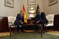 Pedro Sánchez llama a Rajoy y le traslada que el PSOE estará en la defensa de la legalidad y la Constitución en Cataluña
