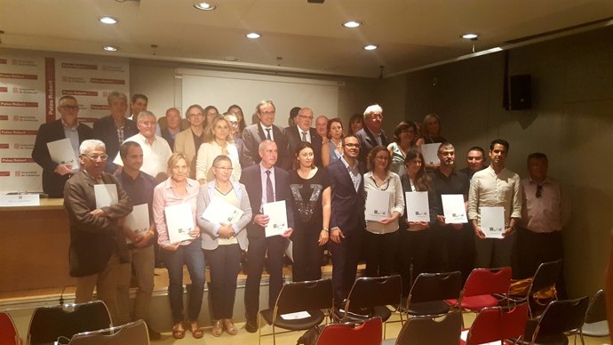 Los consellers Josep Rull y Jordi Baiget con los establecimientos turísticos 