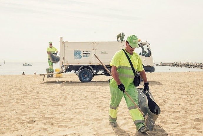 Servicios municipales en las playas de Barcelona