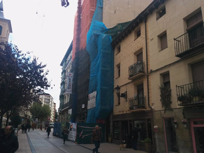 Imagen de un edificio en rehabilitación en la calle Portales
