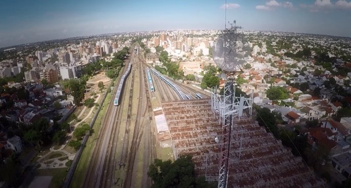 Indra despliega una red de comunicaciones avanzadas en trenes de Buenos Aires