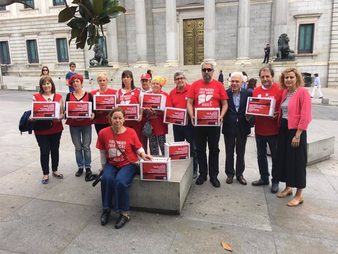 Afectados por la Hepatitis C y el portavoz del PSOE Jesús María Fernández