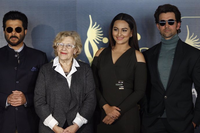 Carmena con los actores de Bollywood en la IIFA Weekend and Awards