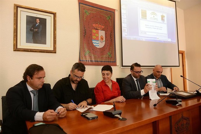 Firma del convenio para la conexión por bus entre Granada y Vegas del Genil