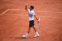 Djokovic inicia la defensa de Roland Garros sin dar opciones a Granollers