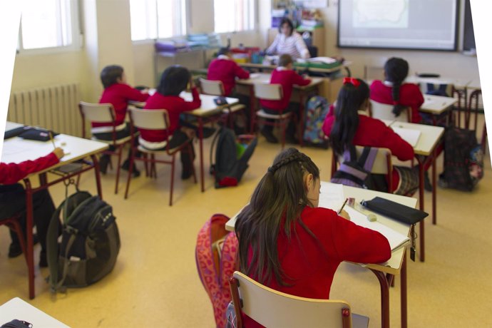 Colegio, escuela, aula, primaria, clase, niño, niña, niños, estudiando