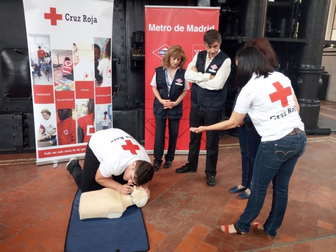 Miembros Cruz Roja enseñan maniobras de reanimación
