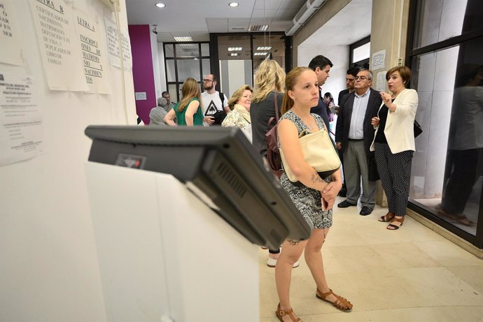 La delegada Sandra García, en el Registro Civil