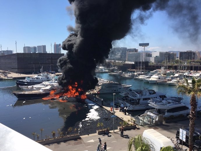 Incendio en el Puerto del Fòrum de Sant Adrià del Besòs (Barcelona)