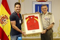 Quintero, recibido como un "auténtico héroe" en el Mando de Operaciones