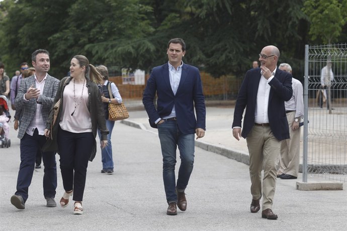 Albert Rivera visita la Fira del Llibre juntament amb Marta Rivera i Félix Álvar